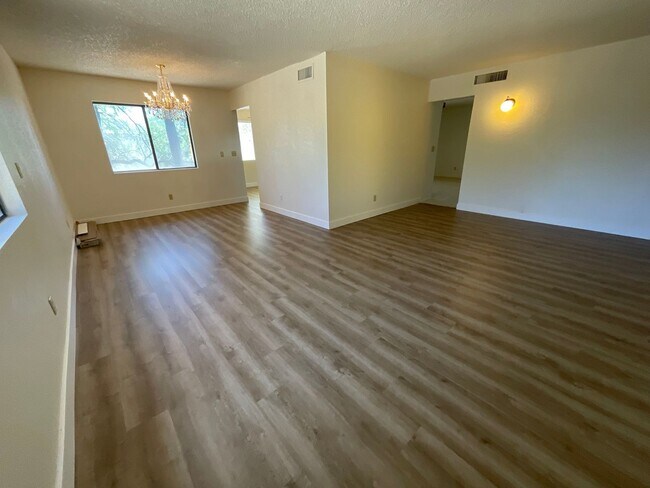 Building Photo - Great Northwest location Magee & La Canada