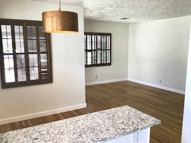 Building Photo - Modern, beautiful 3Bdrm, 2ba unfurnished i...