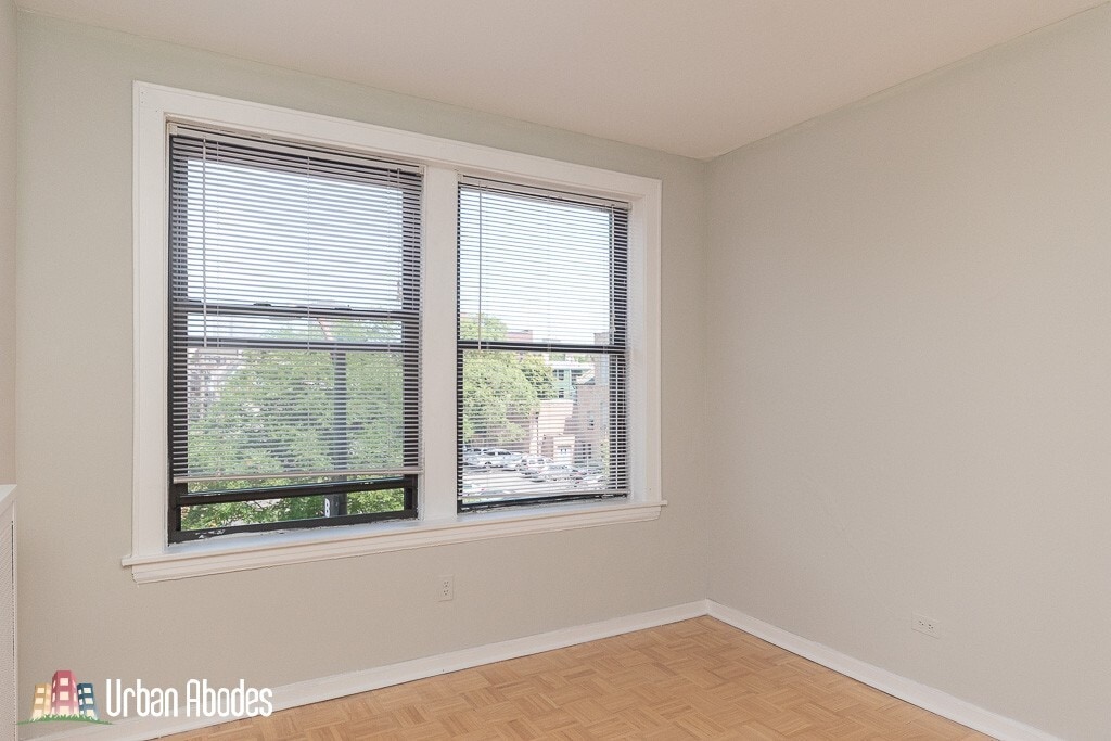 Building Photo - 727 W Belmont Ave