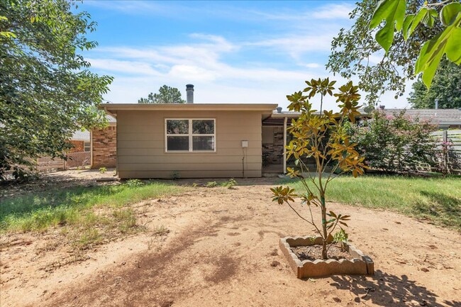Building Photo - Lawn Care Included! 3 bed, 2 bath, 2 livings