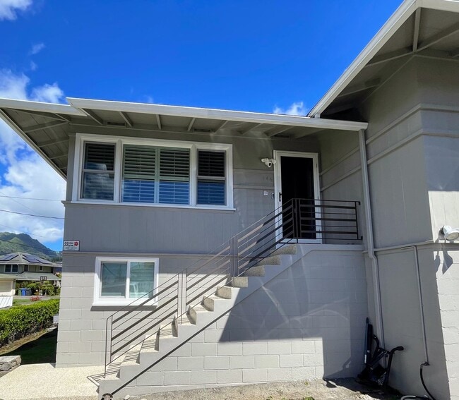 Building Photo - Newly Renovated 2BR/1BA in Nuuanu Avail Now!