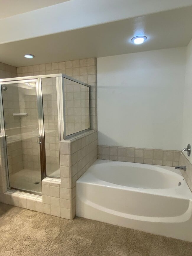 Building Photo - Beautiful Somerset Single Story Townhome N...