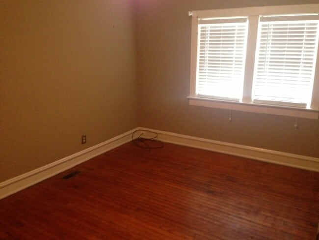 Building Photo - 818 E 9th St