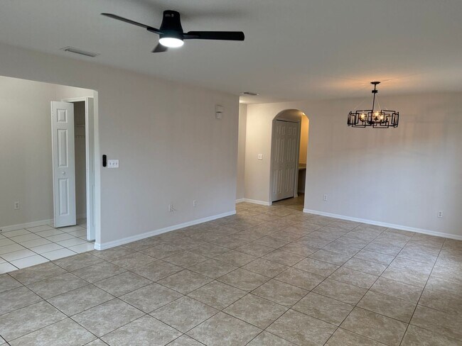 Building Photo - Spacious 4 bedroom home in Lake Mary