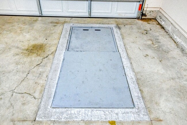Building Photo - Beautiful three bedroom home with in-ground storm shelter!