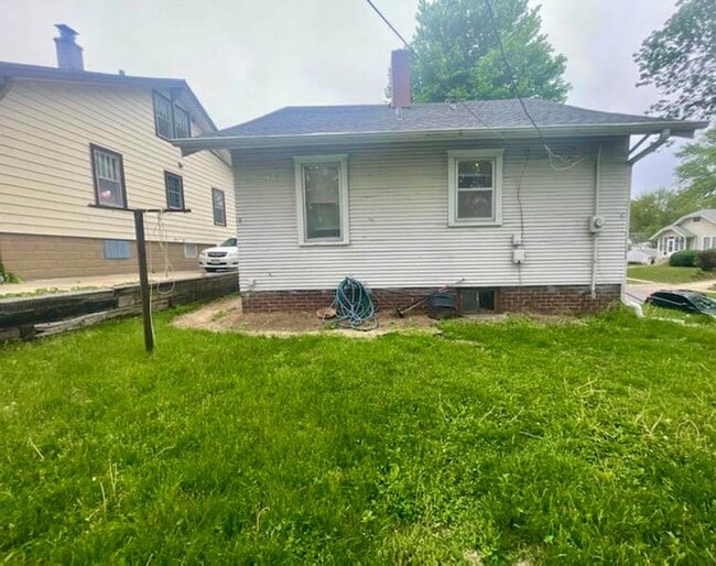 Building Photo - Spacious 3 bed/1.5 Bedroom House Close to ...