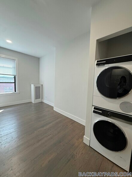 Building Photo - 270 Newbury St