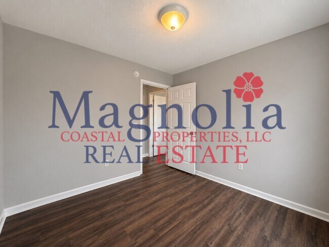 Building Photo - 4 Bedrooms, 2.5 Bathrooms in Live Oak Subdivision