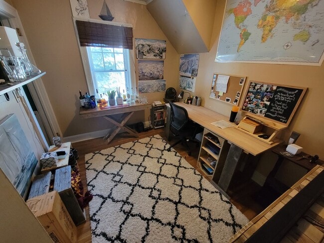 Building Photo - AVAILABLE JUNE 1st 2026 - 3 Bed 2 Bath Spacious Home near Campus