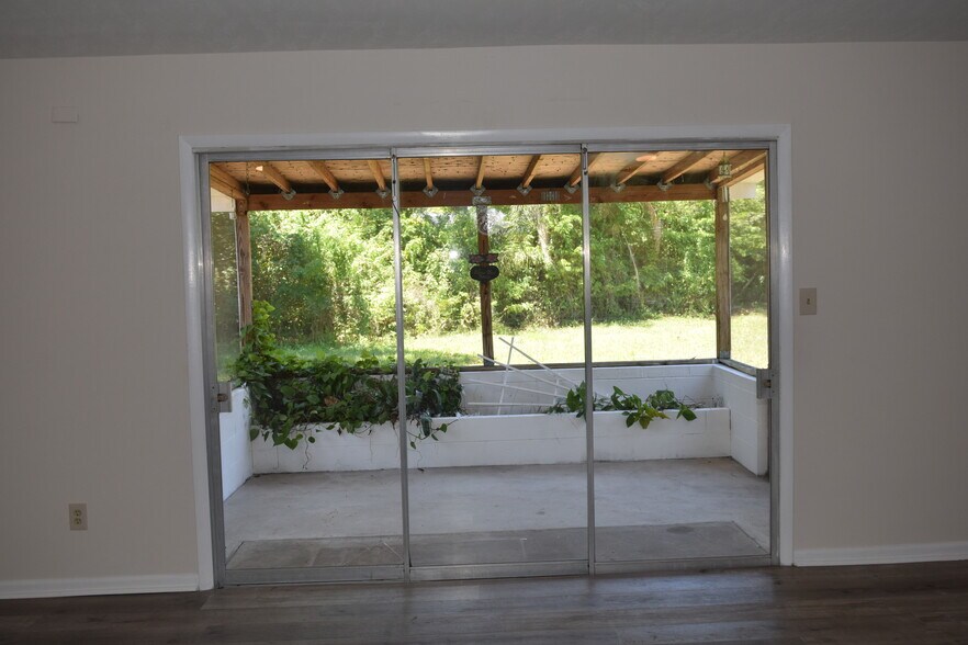 Building Photo - 8114 Meadowglen Dr