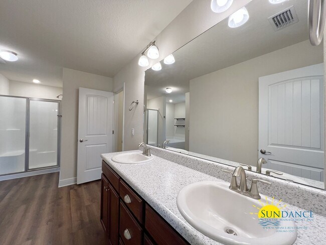 Building Photo - Stunning 4 Bedroom Home in Willow Creek Pl...