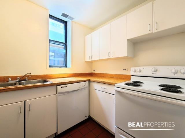 Building Photo - 2 bedroom in CHICAGO IL 60657