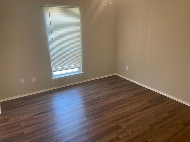 Building Photo - AUGUST 2026 PRE-LEASE  Spacious Updated 2 ...