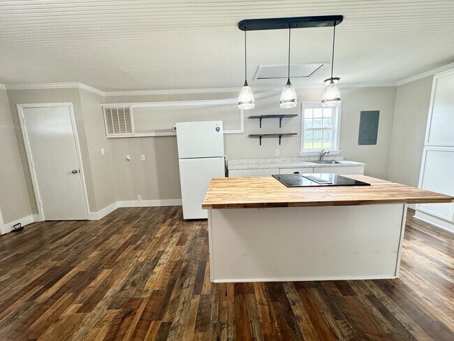 Building Photo - Country Cottage - Adorable 2 bedroom, 1 bath! Cute front porch & landscaping included!