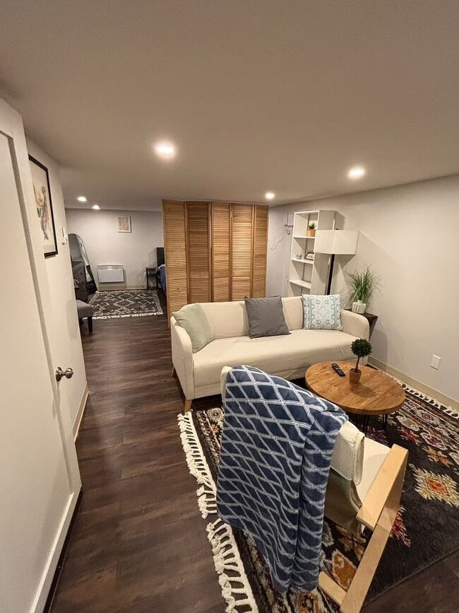 Building Photo - Spacious Ground Floor Unit
