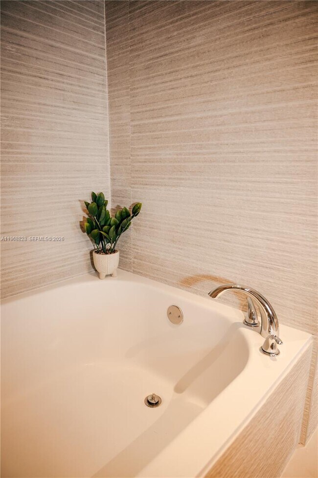 Building Photo - 1717 N Bayshore Dr