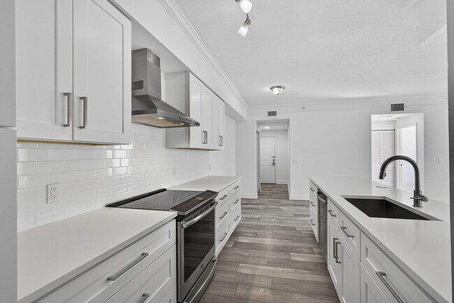 Building Photo - 5301 Myrtlewood Cir E