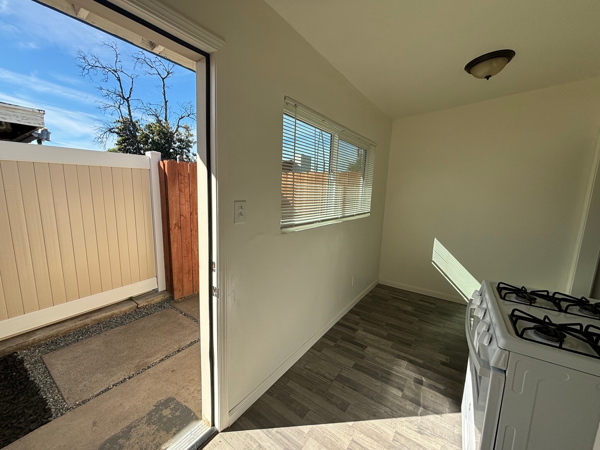 Building Photo - 475 W Ramona Dr