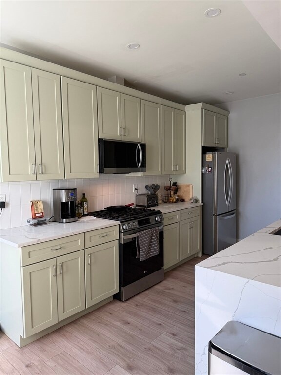 Building Photo - 415 E 7th St