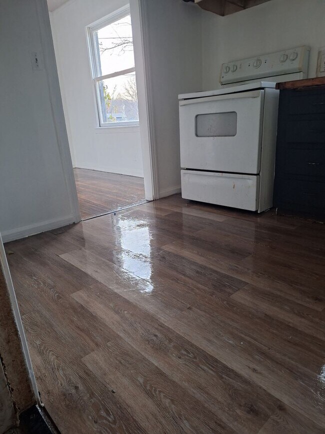 Building Photo - Three bedroom one bath one car garage