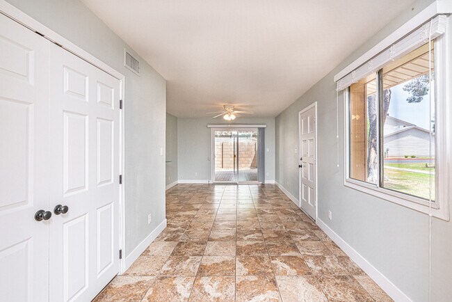 Building Photo - Great Tempe Townhouse