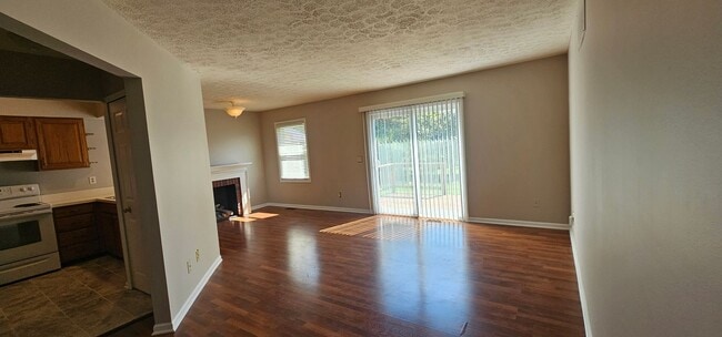 Building Photo - RANCH STYLE 2 BEDROOM CONDO FOR LEASE