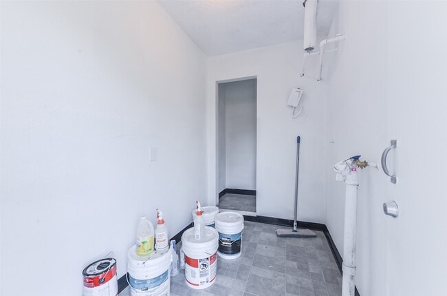 Building Photo - 8229 Carolwood Dr