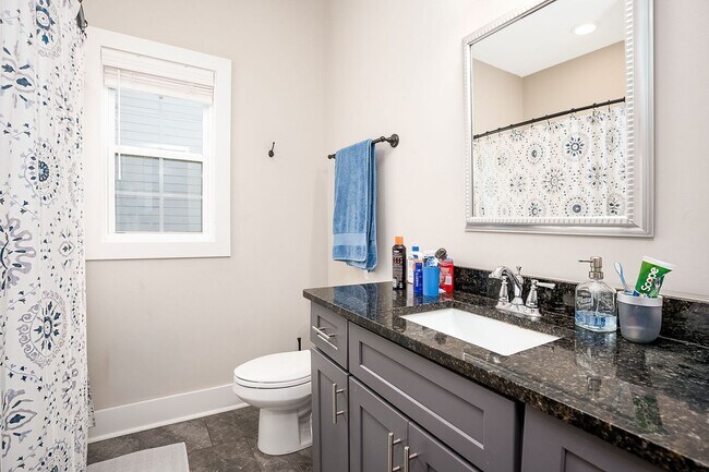 Building Photo - 584 Piper Ave