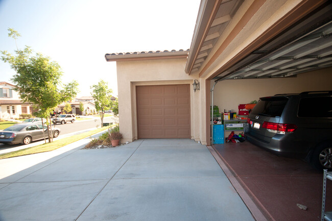 Building Photo - WHITNEY RANCH LARGE 2-STORY HOME WITH CLUB...