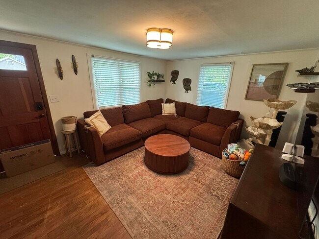 Building Photo - Awesome Home Near Downtown Athens!