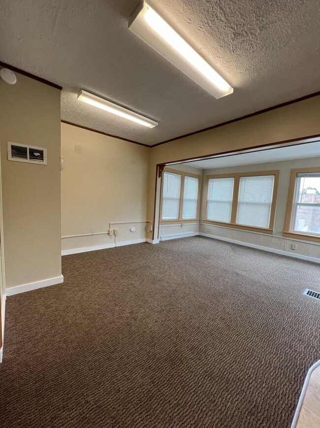 Building Photo - 917 Linden Grove Ave