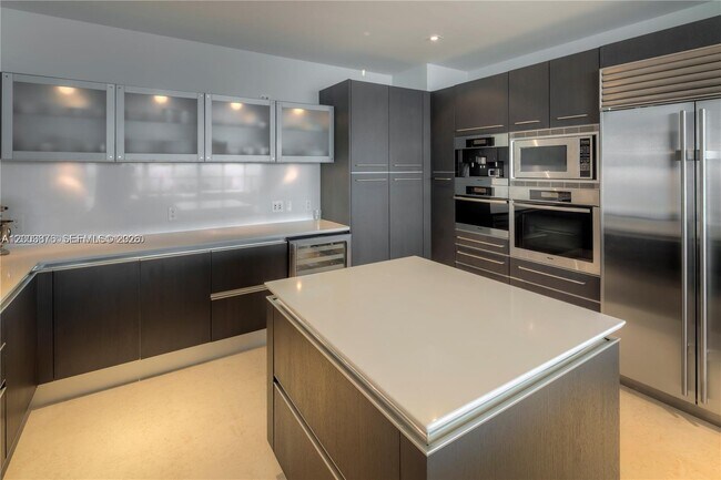 Building Photo - 17001 Collins Ave