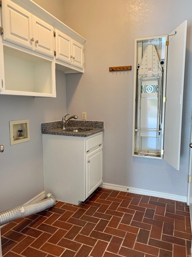 Building Photo - 3801 Tudor Cir