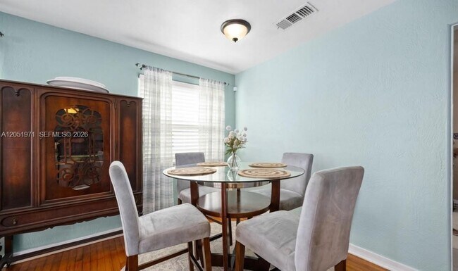 Building Photo - 336 Seaview BCH