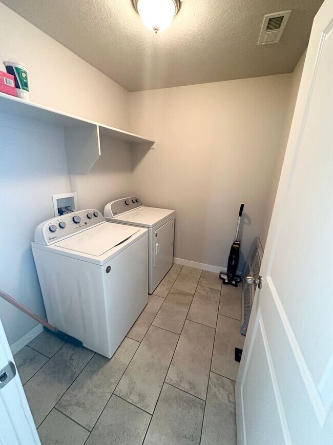 Building Photo - 4 bedroom/4 bathroom Home in Bluffdale