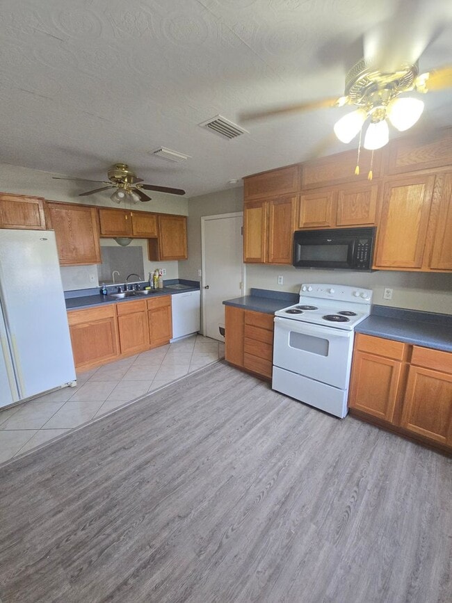 Building Photo - 3 bed 2 bath Lake House