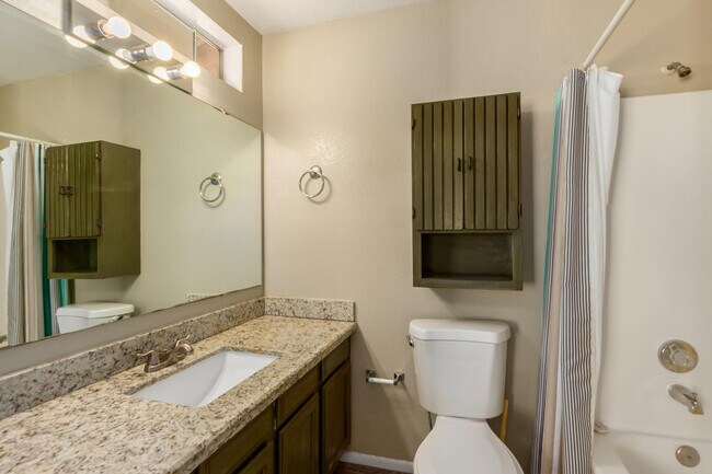 Building Photo - 2113 N Los Altos Dr