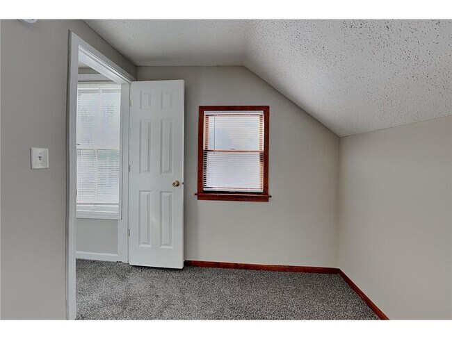 Building Photo - 303 Curtice St E