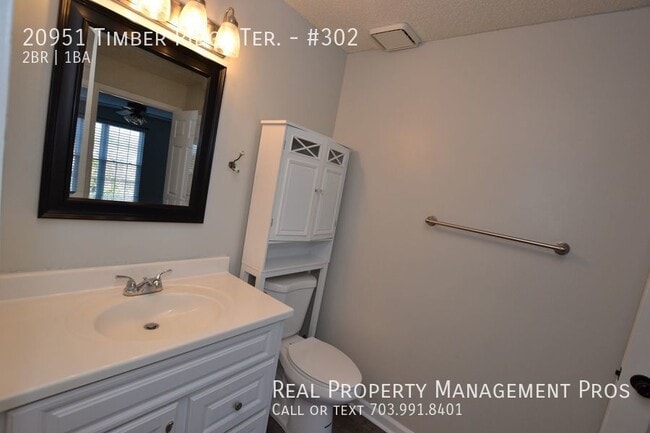 Building Photo - Updated 2 Bedroom Condo In Ashburn Farm Fo...