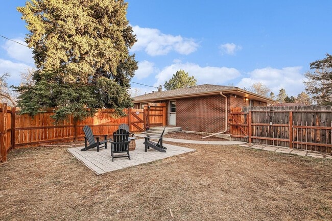 Building Photo - Golden Duplex > Unit is fully furnished feels like NEW!