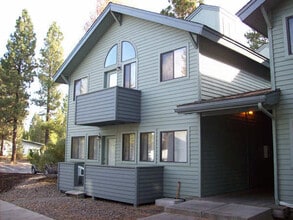 Building Photo - Lower Level SunriverCondominium Unit - Pow...