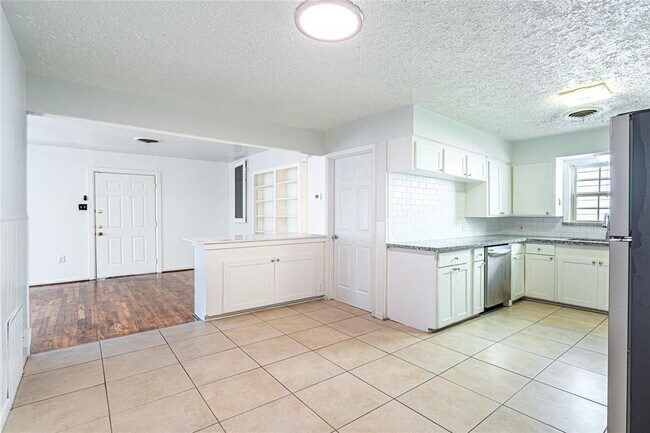 Building Photo - 1726 Du Barry Ln