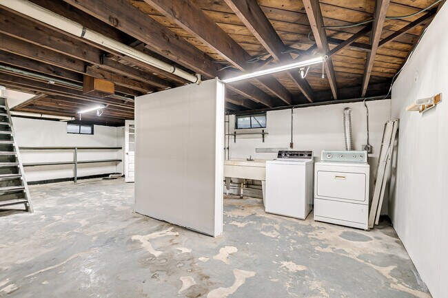 Building Photo - 64 Boltin St