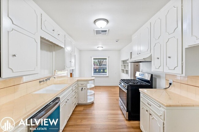 Building Photo - Stylishly Renovated Santa Ana Gem – 4-Bedr...