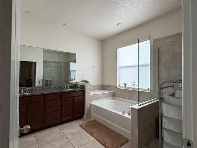 Building Photo - 2422 Riverbank Cv