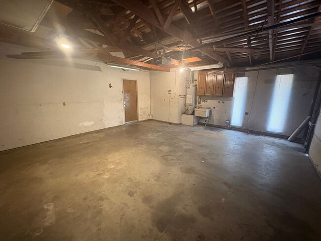 Building Photo - NW Reedley Home Near Shopping Center Rent ...