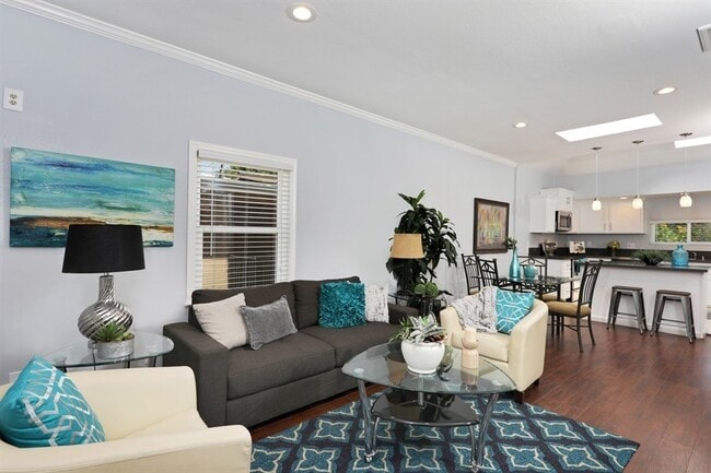 Building Photo - Beautiful 2 Bdrm, 1 Bath Downtown Sac Remodel!