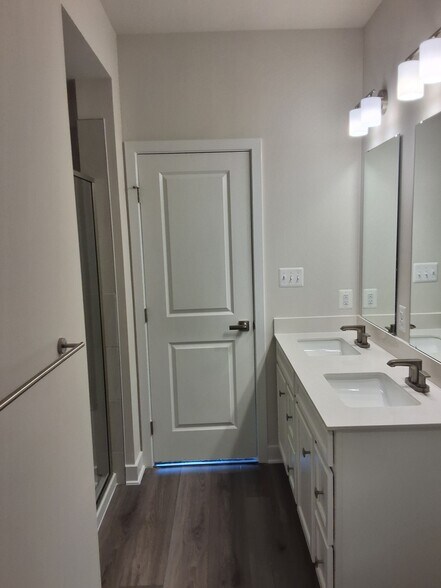 Building Photo - 16148 Hyde Pk Pl