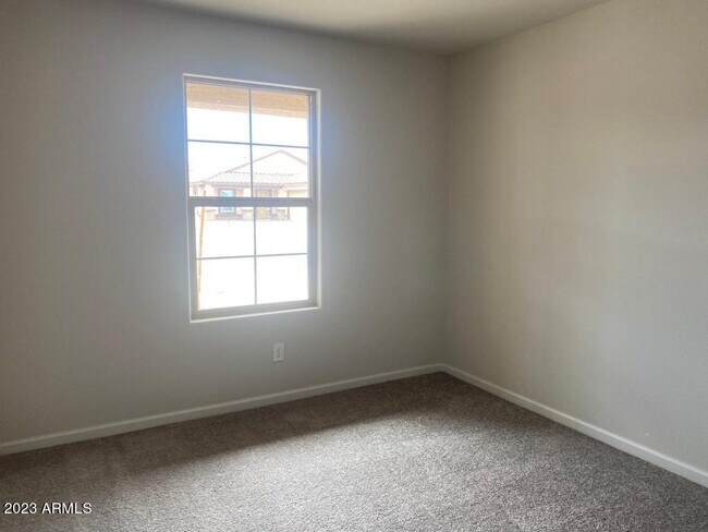 Building Photo - 815 Silvercreek Ln