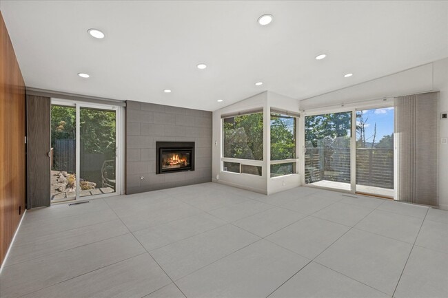 Building Photo - 9 Maple Ln